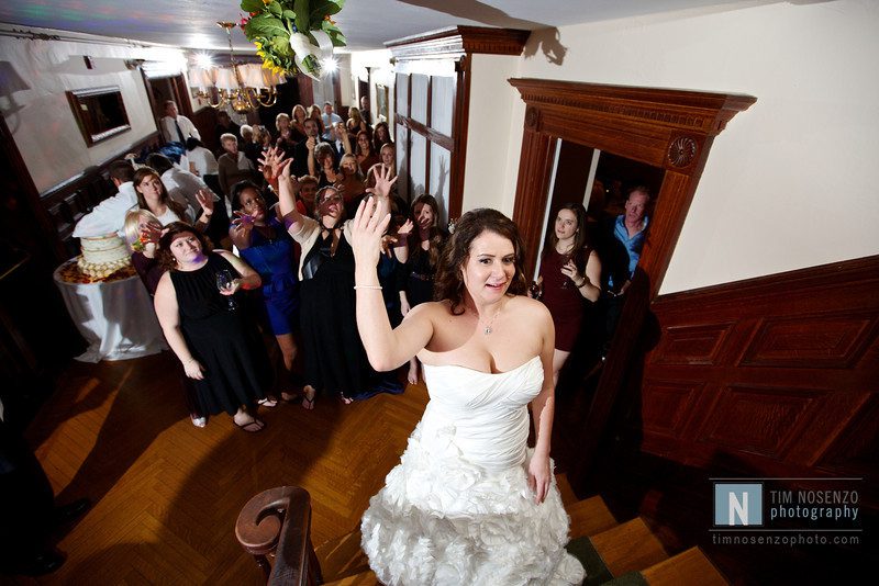 bride-throwing-bouquet-to-single-ladies