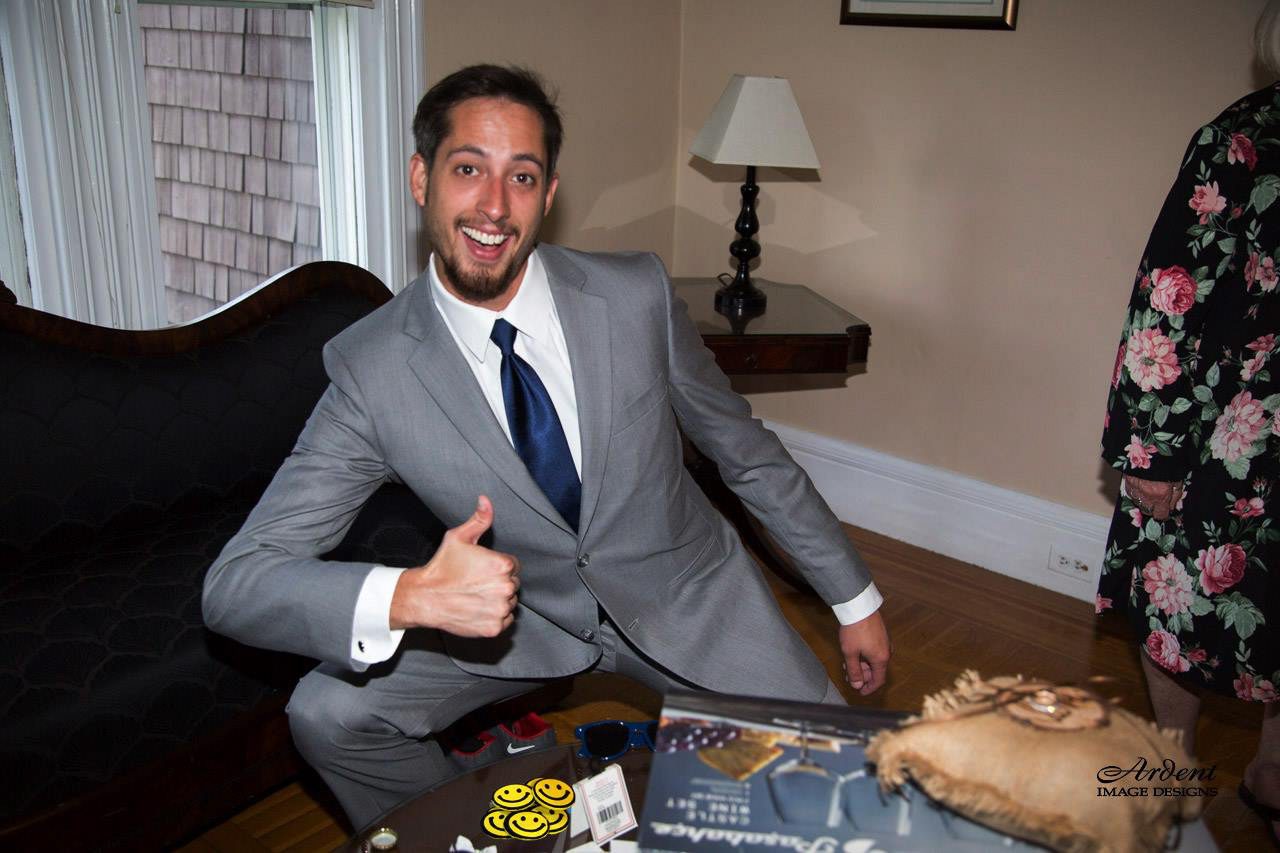 groomsman giving thumbs up on grooms room