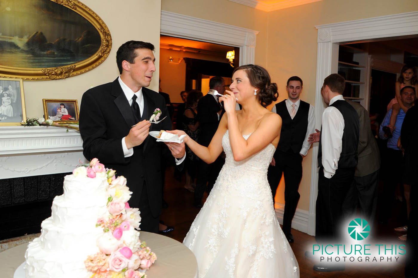 alunmi-bride-groom-laughing-sharing-cake