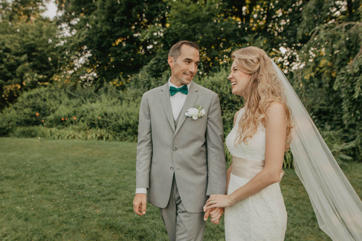 jewish-wedding-bride-and-groom-hand-in-hand-walking-on-lawn