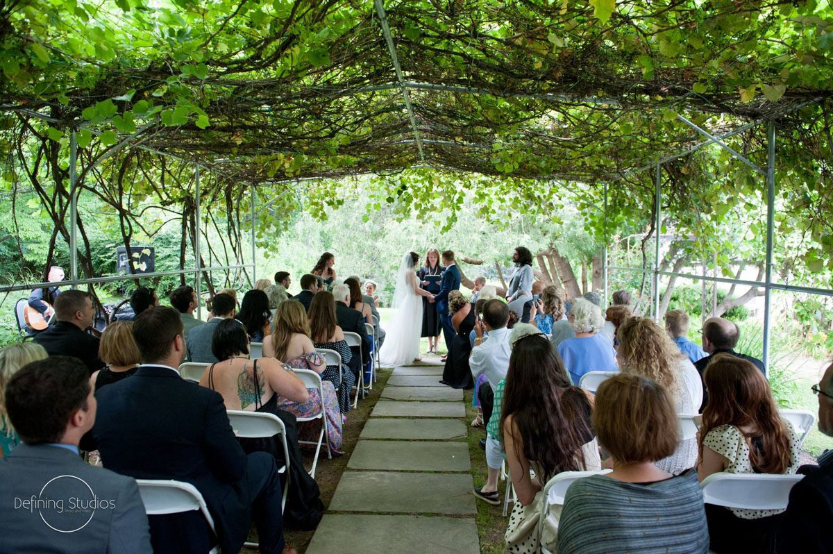 couple-exchange-wedding-vows-in-front-of-guests