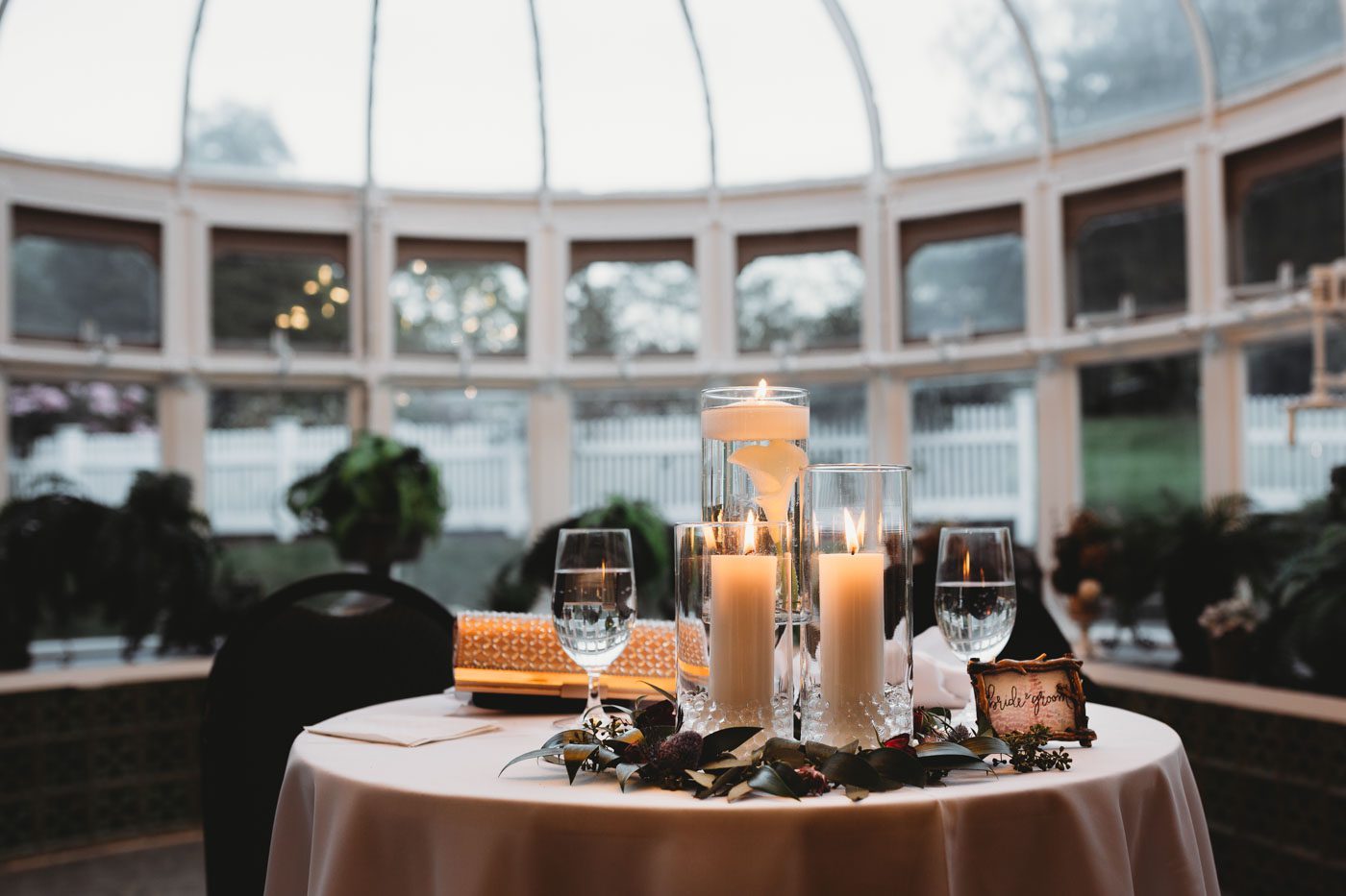 wedding-details-floating-candles-on-sweetheart-table-in-conservatory