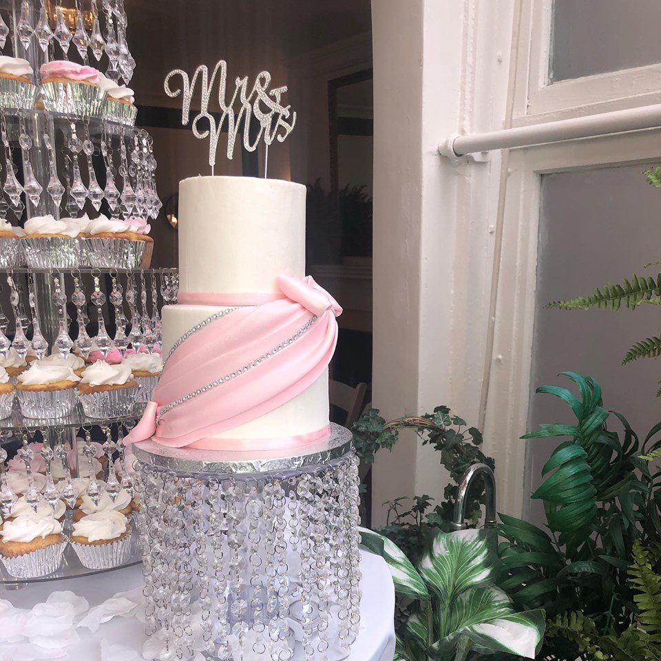 weekday-wedding-cake-with-cupcake-tower