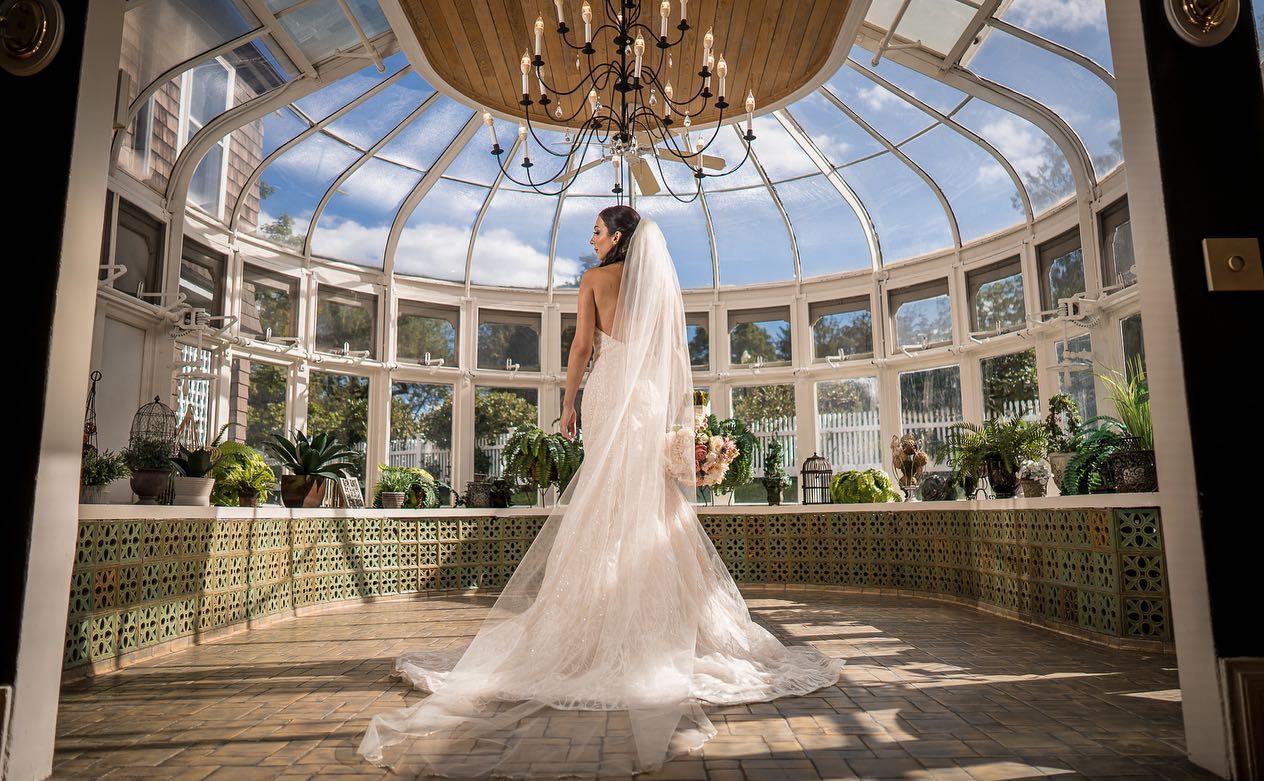 summer-first-look-bride-in-glass-conservatory