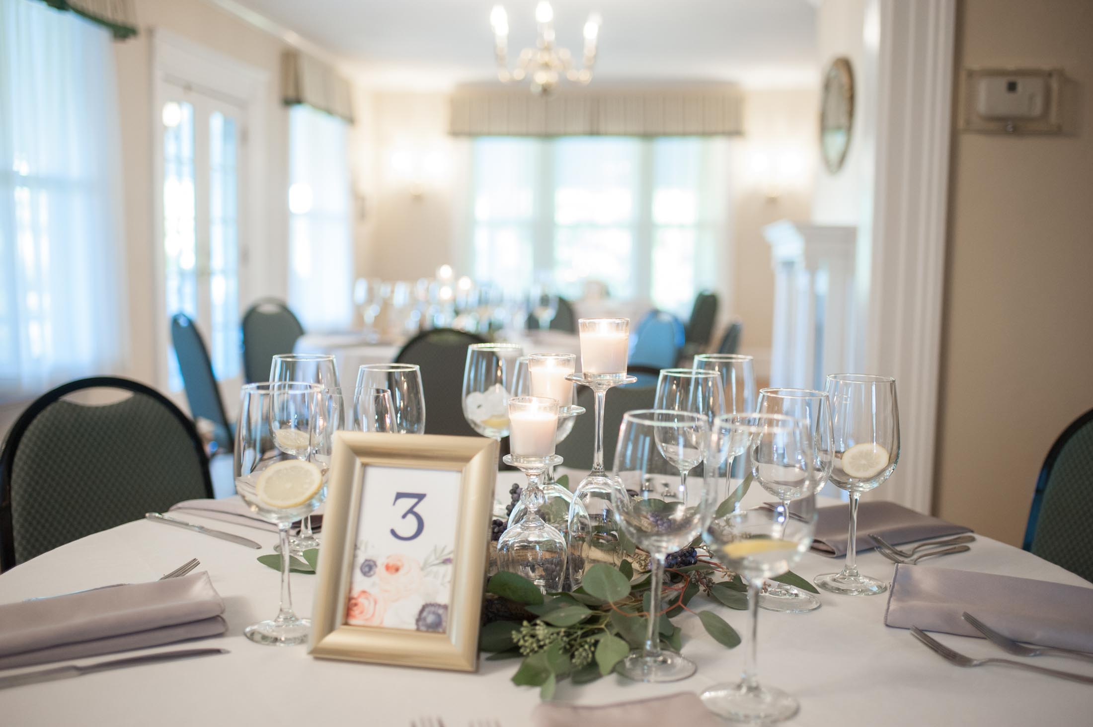 vineyard-wedding-guest-seating-candles-grape-vines